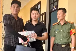 Chiếc cặp cùng tài sản là 350 triệu đồng được trao lại cho chủ nhân, trước sự chứng kiến của đại diện Công an xã Trường Phú.