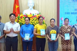 Trao tặng thẻ bảo hiểm y tế cho hộ nghèo tại tỉnh Quảng Trị. (Ảnh: Hương Giang)