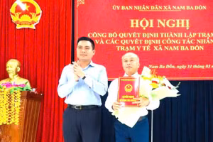 Lãnh đạo xã Nam Ba Đồn, tỉnh Quảng Trị trao quyết định bổ nhiệm Giám đốc Trạm y tế xã. 