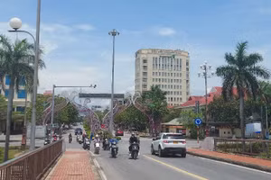 Theo Trưởng Phòng Cảnh sát giao thông Công an tỉnh Quảng Trị, camera "phạt nguội" đầu cầu Nhật Lệ 1, phường Đồng Hới sẽ được xem xét chuyển công năng hoặc vạch kẻ đường đoạn này được thay đổi để phù hợp với tình hình giao thông thực tế hiện nay.