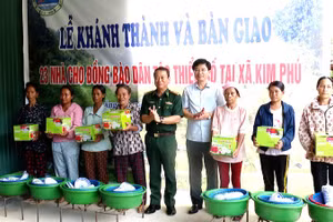 Các đại biểu tặng quà cho các gia đình người Rục, Sách được nhận nhà mới trong dịp này.