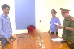 Cơ quan Cảnh sát điều tra Công an tỉnh Quảng Trị tống đạt quyết định khởi tố vụ án, khởi tố bị can đối với Nguyễn Sơn Tùng. (Ảnh: QV)