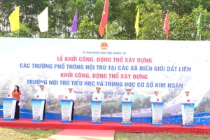 Các đồng chí lãnh đạo tỉnh Quảng Trị thực hiện nghi thức khởi công dự án.