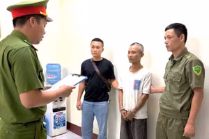 Công an phường Đồng Sơn bắt khẩn cấp đối tượng Phạm Minh Cường (áo trắng).