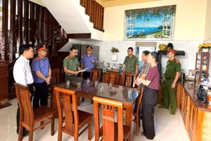 Cơ quan An ninh điều tra Công an tỉnh thi hành lệnh bắt bị can để tạm giam đối với ông Nguyễn Văn Đông.