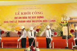 Các đại biểu thực hiện nghi thức khởi công dự án xây dựng nhà thờ Lễ Thành Hầu Nguyễn Hữu Cảnh.