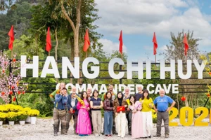 Khách du lịch trong và ngoài nước chụp ảnh lưu niệm tại khu du lịch "Đường Trường Sơn huyền thoại - Hang chỉ huy" trong dịp Tết Nguyên đán 2026.