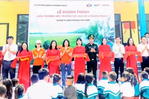Các đại biểu cắt băng khánh thành điểm trường.