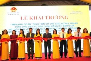 Các đại biểu cắt băng khai trương dịch vụ bưu chính công ích trong giải quyết thủ tục hành chính tại tỉnh Quảng Trị.