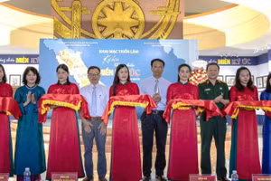 Các đại biểu cắt băng khai mạc triển lãm.