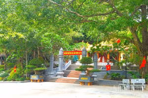 Phút tĩnh lặng ở Di tích quốc gia đặc biệt hang Tám Cô-đường 20 Quyết thắng. (Ảnh chụp cuối tháng 7/2026)