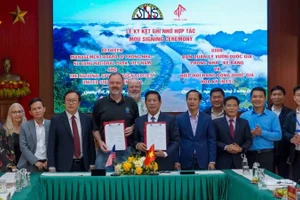 Ký biên bản ghi nhớ hợp tác giữa Vườn quốc gia Phong Nha-Kẻ Bàng và Hiệp hội Hang động quốc gia Hoa Kỳ. (Ảnh: NH)