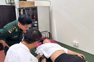 Quân y Đồn Biên phòng Nhật Lệ sơ cứu và chăm sóc sức khỏe người thanh niên bị đuối nước.