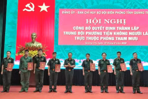 Đại tá Trịnh Thanh Bình, Chỉ huy trưởng Bộ đội Biên phòng tỉnh Quảng Trị trao quyết định điều động, bổ nhiệm chức vụ đối với các chức danh của đơn vị mới theo quy định. 