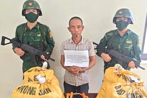 Đối tượng Nguyễn Duy Khánh và số lượng lớn vật liệu nổ bị Bộ đội Biên phòng Quảng Trị bắt giữ. (Ảnh: Hoài Nam) 