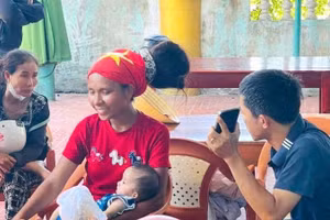 Cán bộ và nhân dân xã Sen Ngư thuyết phục, động viên và hỗ trợ người mẹ đưa 2 con nhỏ về lại quê nhà Hải Phòng bằng ô-tô