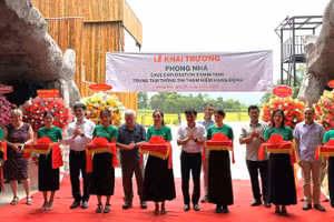 Các đại biểu cắt băng khai trương Trung tâm thông tin thám hiểm hang động Phong Nha.