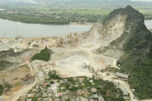 Tại mỏ đá lèn Cụt Tai, xã Nam Ba Đồn, hoạt động nổ mìn khai thác đá làm đá rơi hư hỏng mái nhà dân. 