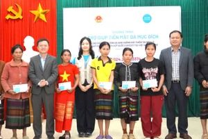 Các đại biểu trao trợ giúp tiền mặt cho hộ gia đình bị ảnh hưởng thiên tai ở xã Kim Ngân (Ảnh: NH)