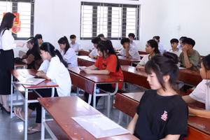Sáng nay, thí sinh tại Quảng Trị đến làm thủ tục dự thi. (Ảnh: CTV)
