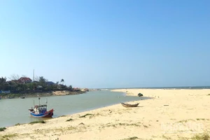 Cửa lạch sông Dinh, xã Nam Trạch, tỉnh Quảng Trị bị bồi lắng nghiêm trọng.