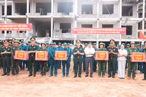 Đoàn công tác Quân khu 4 và tỉnh Quảng Trị tặng quà các lực lượng tham gia xây dựng trường học. (Ảnh: TĐ)