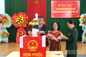 Cử tri Tổ dân phố 1 Đồng Phú, phường Đồng Hới, tỉnh Quảng Trị bỏ phiếu bầu cử.