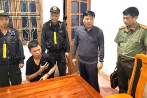 Thiếu tướng Nguyễn Thanh Liêm, Giám đốc Công an tỉnh Quảng Trị (thứ 2 từ phải qua) chỉ đạo hiện trường vụ án. (Ảnh: Công an Quảng Trị)