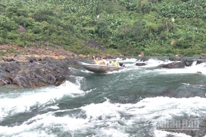 Cử tri bản Hôi Rấy, xã Trường Sơn (khu vực bỏ phiếu số 16) xem danh sách cử tri tại nhà văn hóa bản.