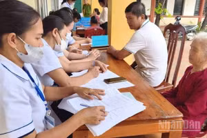 Nhân viên Trạm Y tế xã Tuyên Phú, tỉnh Quảng Trị tiếp nhận, lập hồ sơ khám sức khỏe định kỳ cho người dân.