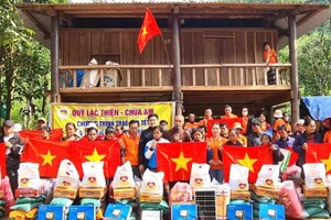 Bà con ở bản Dốc Mây, xã Trường Sơn nhận quà trong dịp Tết Nguyên đán 2026 vừa qua.