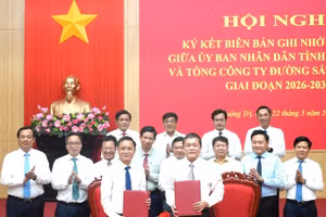 Đại diện lãnh đạo Ủy ban nhân dân tỉnh Quảng Trị và Tổng Công ty Đường sắt Việt Nam ký kết biên bản ghi nhớ hợp tác giai đoạn 2026-2030.