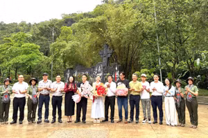 Lãnh đạo Sở Văn hóa, Thể thao và Du lịch tỉnh Quảng Trị và Vườn quốc gia Phong Nha-Kẻ Bàng tặng hoa đoàn làm phim “Thám tử Kiên”.