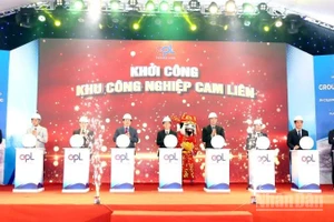 Các đại biểu thực hiện nghi thức khởi công dự án.