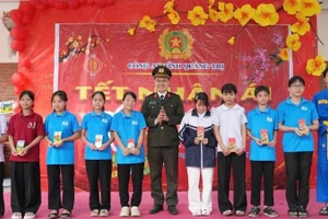 Thừa ủy quyền của Giám đốc Công an tỉnh, Ban Thanh niên Công an Quảng Trị trao quà Tết cho các em mồ côi tại Làng trẻ SOS Đồng Hới.