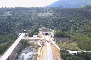 Hầm Đèo Ngang mới hoàn thành cách hầm hiện hữu khoảng 90m và tất cả đều xuyên qua dãy Hoành Sơn hùng vĩ.