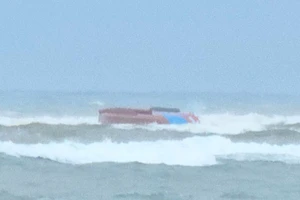 Tàu cá chìm ngay trước cửa Nhật Lệ, các ngư dân tự bơi vào bờ an toàn.