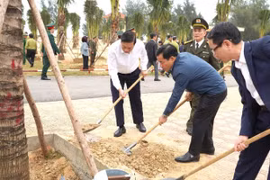 Đồng chí Nguyễn Văn Phương (ở giữa) và lãnh đạo tỉnh Quảng Trị tham gia trồng cây đầu xuân.