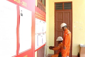 Công nhân Công ty Điện lực Quảng Trị kiểm tra hệ thống điện tại một Tổ bầu cử ở phía bắc tỉnh.