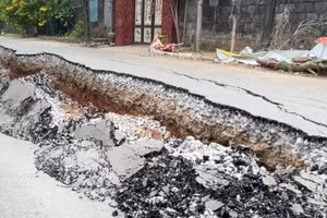 Đường An-Sơn đoạn qua thôn Thạch Tân bị lún sụt với chiều dài hơn 60m, độ sâu 0,5-1m. 