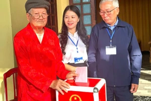 Cụ Trần Công Tha tham gia bỏ phiếu trong sáng 15/3. (Ảnh: Anh Minh)