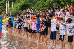 Khai giảng lớp học bơi miễn phí bên bờ sông Son, tại xã Phong Nha, tỉnh Quảng Trị.