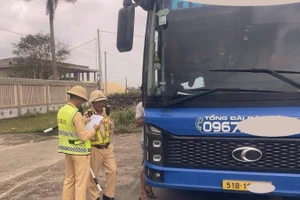 Xe khách chở quá số lượng người bị Phòng Cảnh sát giao thông, Công an tỉnh Quảng Trị xử lý. (Ảnh: CSGT Quảng Trị)