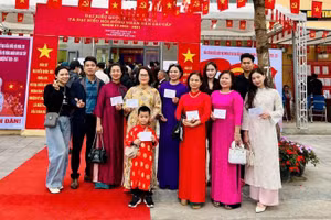 Cả gia đình rủ nhau mặc thật đẹp để dự Ngày hội non sông, cùng nhau bỏ phiếu bầu những đại biểu xứng đáng với nhân dân và đất nước. (Ảnh: PV)