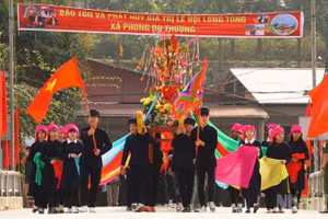 Rước linh vật từ đình làng về nơi tổ chức lễ hội. (Ảnh: THANH SƠN)