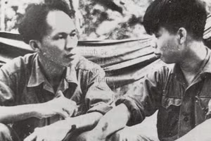 Nhà văn Xuân Thiều (bên trái) trong chuyến công tác tại đường mòn Trường Sơn thời chiến tranh chống Mỹ cứu nước năm 1971 (Ảnh tư liệu).