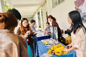 Sinh viên trao đổi thông tin bên lề sự kiện. (Ảnh: HNV)