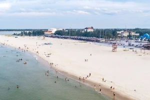 Biển Cửa Việt. (Ảnh: Báo Nhân Dân)