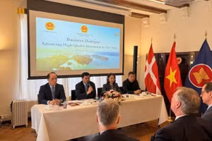 Đoàn công tác tại buổi làm việc tại Đại sứ quán Việt Nam tại Đan Mạch. (Ảnh: Bộ Tài chính)