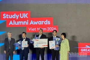 Vinh danh quán quân hạng mục khoa học và bền vững. (Ảnh: HNV)